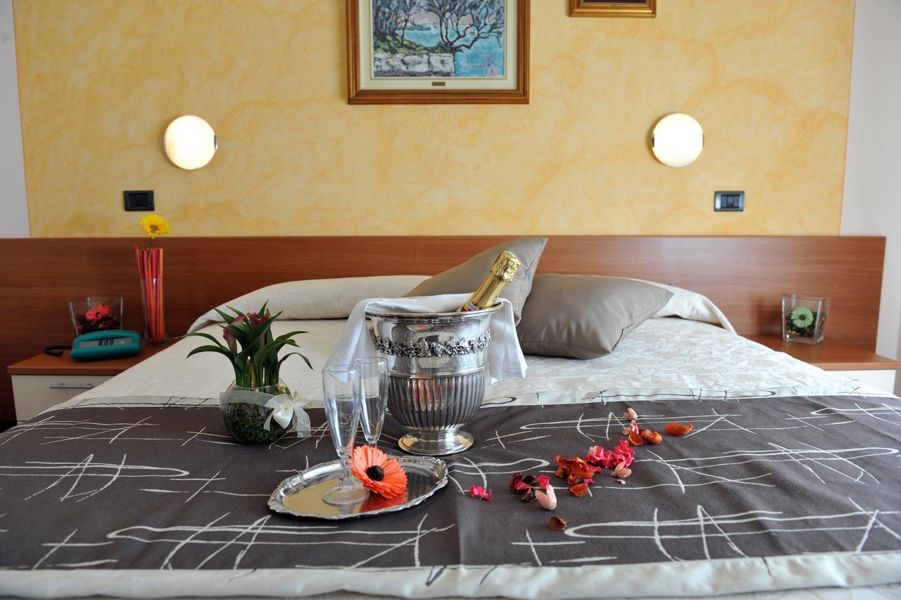 Hotel Bellavista Meuble มอนเต อิโซลา ภายนอก รูปภาพ