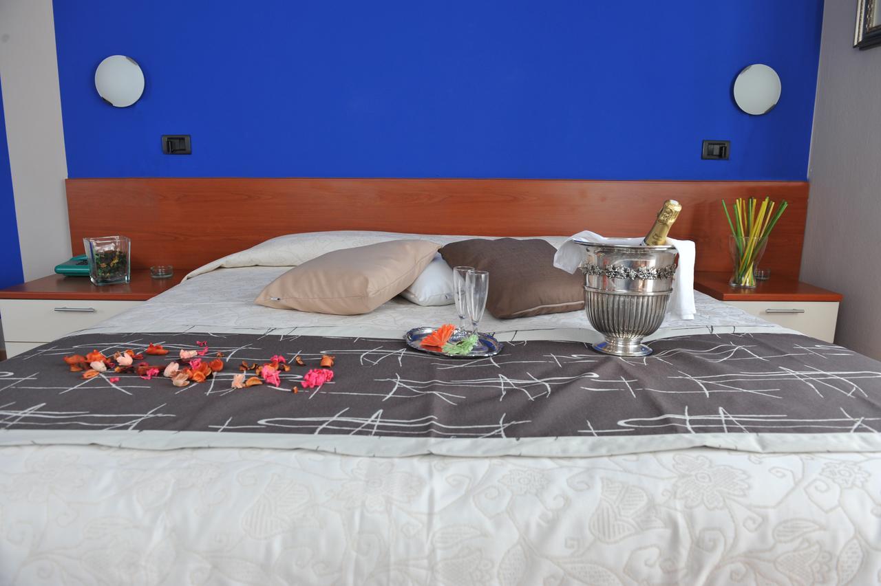Hotel Bellavista Meuble มอนเต อิโซลา ภายนอก รูปภาพ