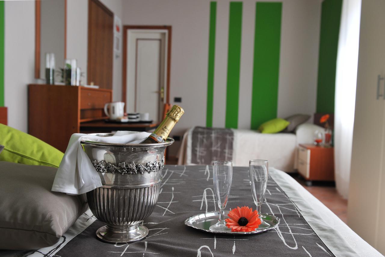 Hotel Bellavista Meuble มอนเต อิโซลา ภายนอก รูปภาพ